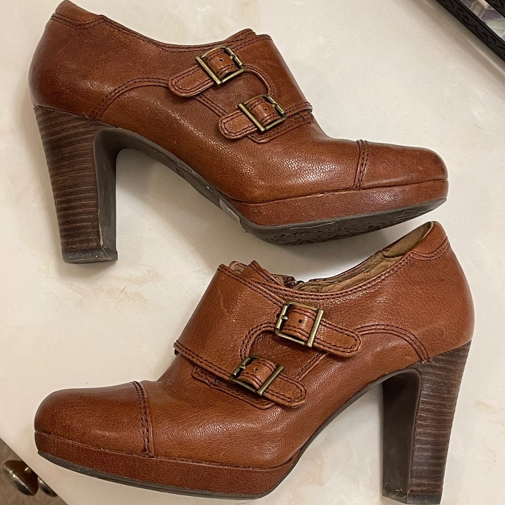 Clarks 6.5 brown leather heeled loafer 🤎🤩😎